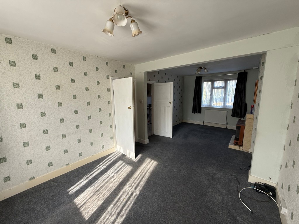 Lot: 226 - THREE-BEDROOM SEMI-DETACHED HOUSE FOR IMPROVEMENT - Overview of whole living and dining space